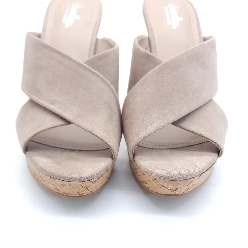 Charles David Latrice Wedge Sandal Nuetral Slip On Women's Size 9